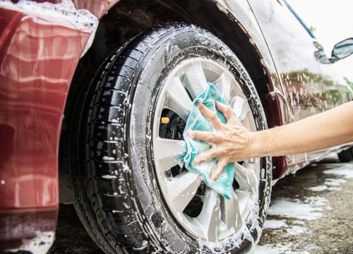 wash-car-using-shampoo