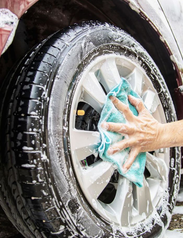 wash-car-using-shampoo